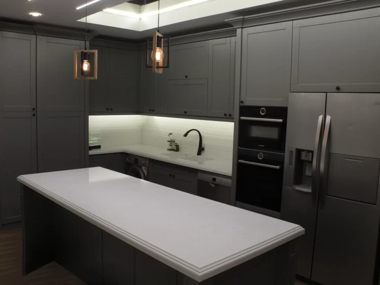 میز جزیره و صفحه رویه کابینت کوارتزی